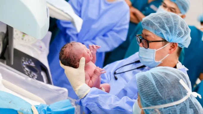 TP.HCM chuyển khoản 5 triệu đồng cho người sinh đủ 2 con: Chính sách mới đáng chú ý Sinh Con 1
