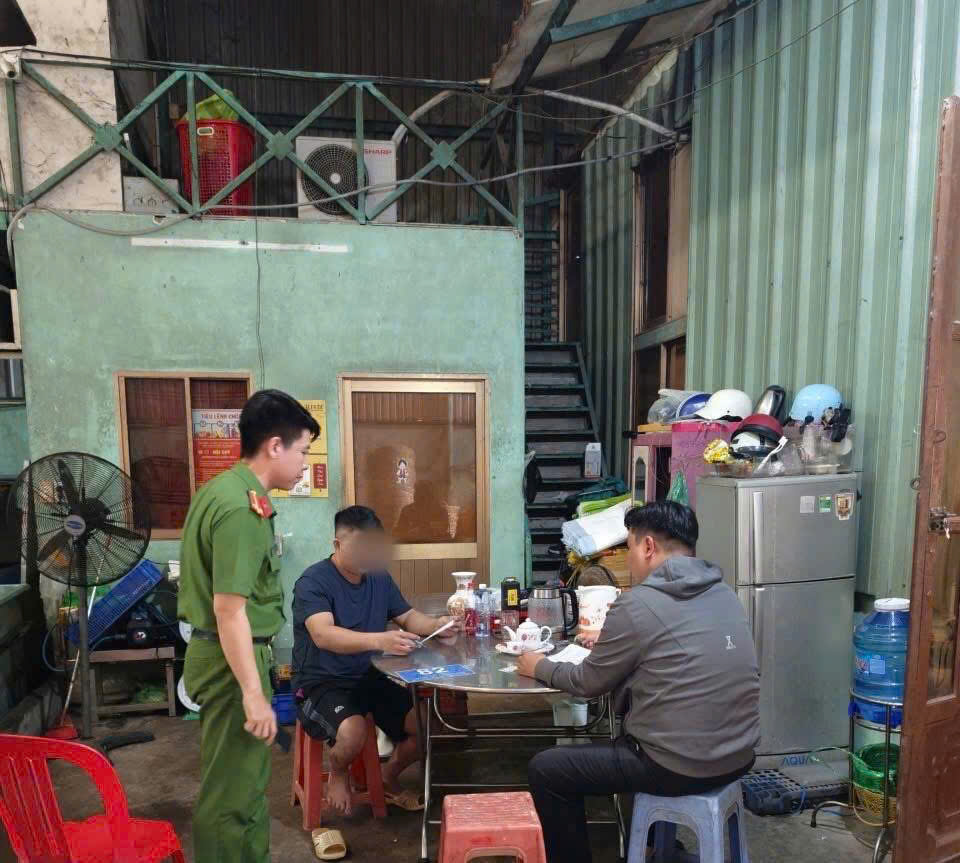 XỬ PHẠT HÀNH VI VỨT RÁC BỪA BÃI NHỜ HỆ THỐNG CAMERA GIÁM SÁT TẠI XÃ BÌNH CHÁNH Z7724214613275 923e002f94b918d90d70745f10d3e1b1