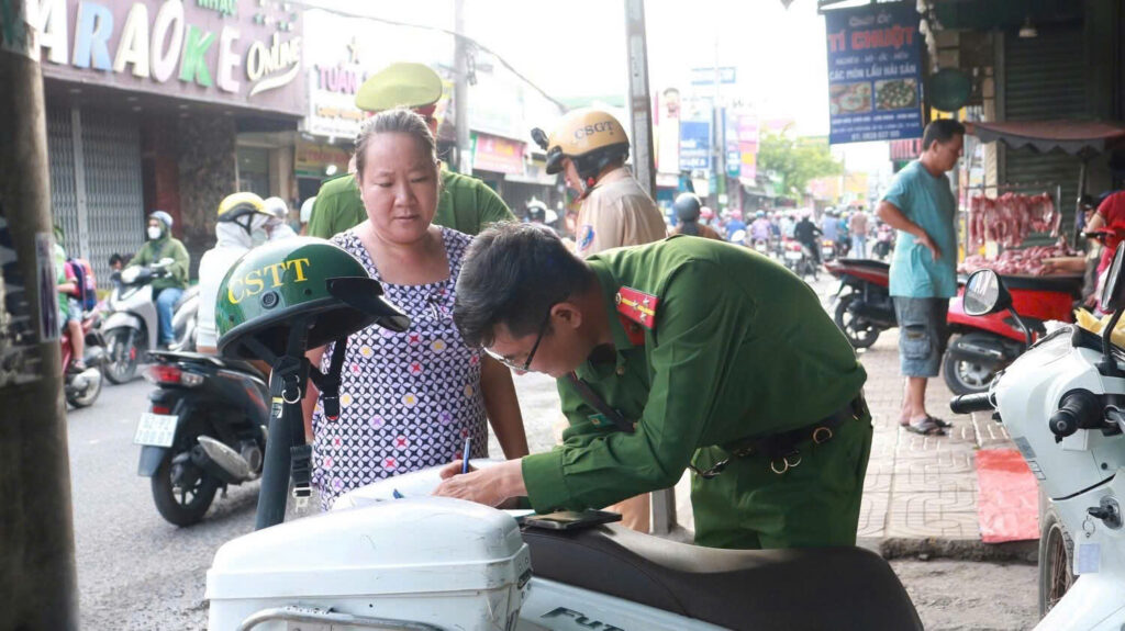 Xã Vĩnh Lộc ra quân xử lý nghiêm tình trạng lấn chiếm lòng đường, vỉa hè z7872263312594 d8073ff7647e7b2dab24bd3f8c0e9761