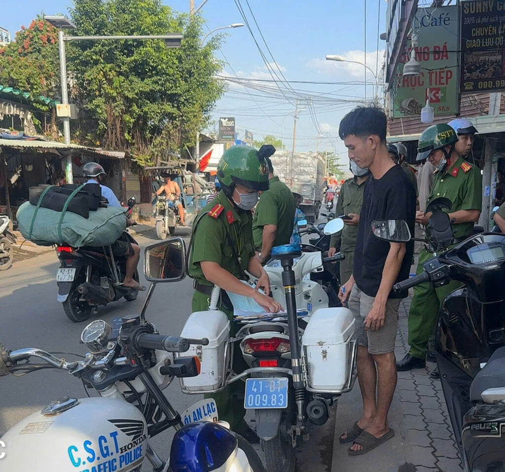 Xã Vĩnh Lộc xử phạt gần 500 trường hợp vi phạm trật tự đô thị z7876273243175 eb9d84a565f58fba610b49d08b97977b
