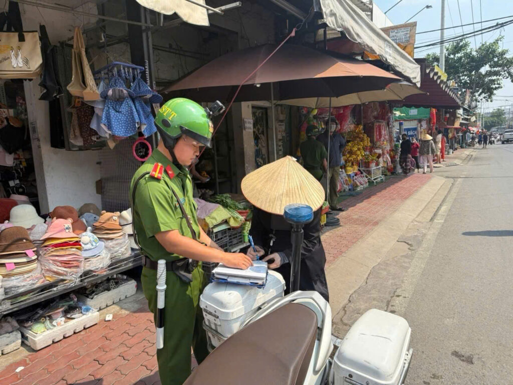 Xã Vĩnh Lộc xử phạt gần 500 trường hợp vi phạm trật tự đô thị z7876273264849 58339956fed95a711e136254b5fbaa5a