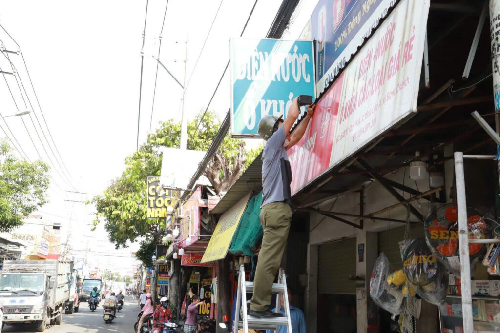 Xã Vĩnh Lộc tháo dỡ hàng loạt biển quảng cáo lấn chiếm vỉa hè 1782125502274 792607858240975789 1517325643252567 69abd0d629aa5f3fc0ad314f572d19f2 1024x683