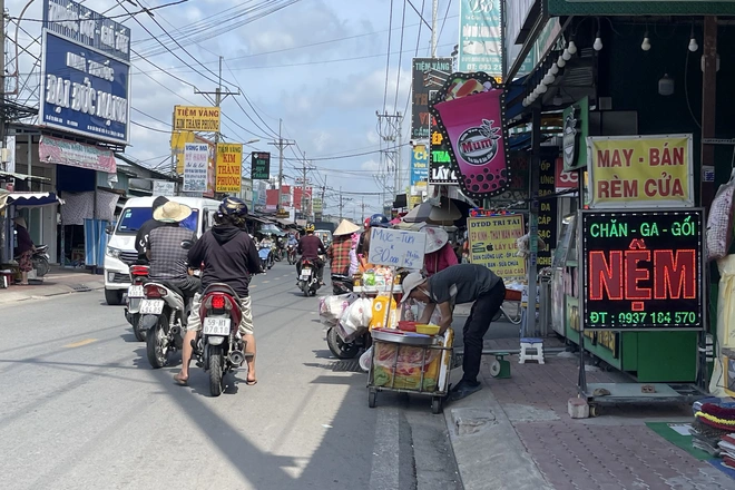 Xã Vĩnh Lộc tăng cường xử lý tình trạng lấn chiếm lòng đường, vỉa hè Img0134 1779764021800114874104