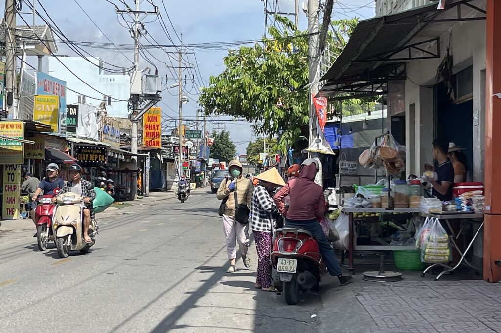 Xã Vĩnh Lộc tăng cường xử lý tình trạng lấn chiếm lòng đường, vỉa hè Img0139 17797640215991654884835 1024x682