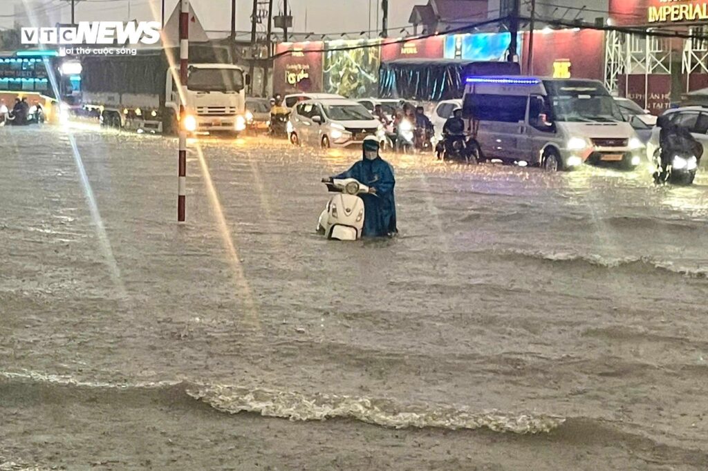 Quốc lộ 13 TP.HCM ngập như sông sau mưa, người dân bì bõm đẩy xe về nhà Img9028 18445646 1024x682