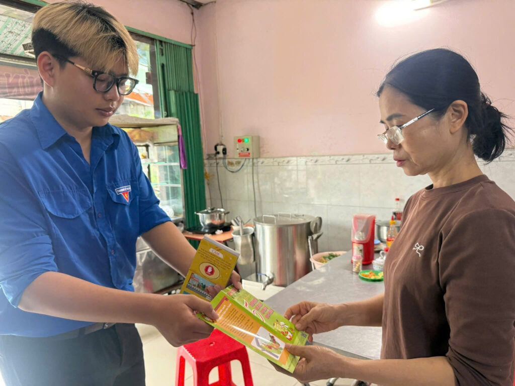 Xã Vĩnh Lộc tăng cường kiểm tra an toàn thực phẩm tại khu vực gần các điểm thi lớp 10 z7888388864300 3c7c47578fb2988a7c527e38df62a874