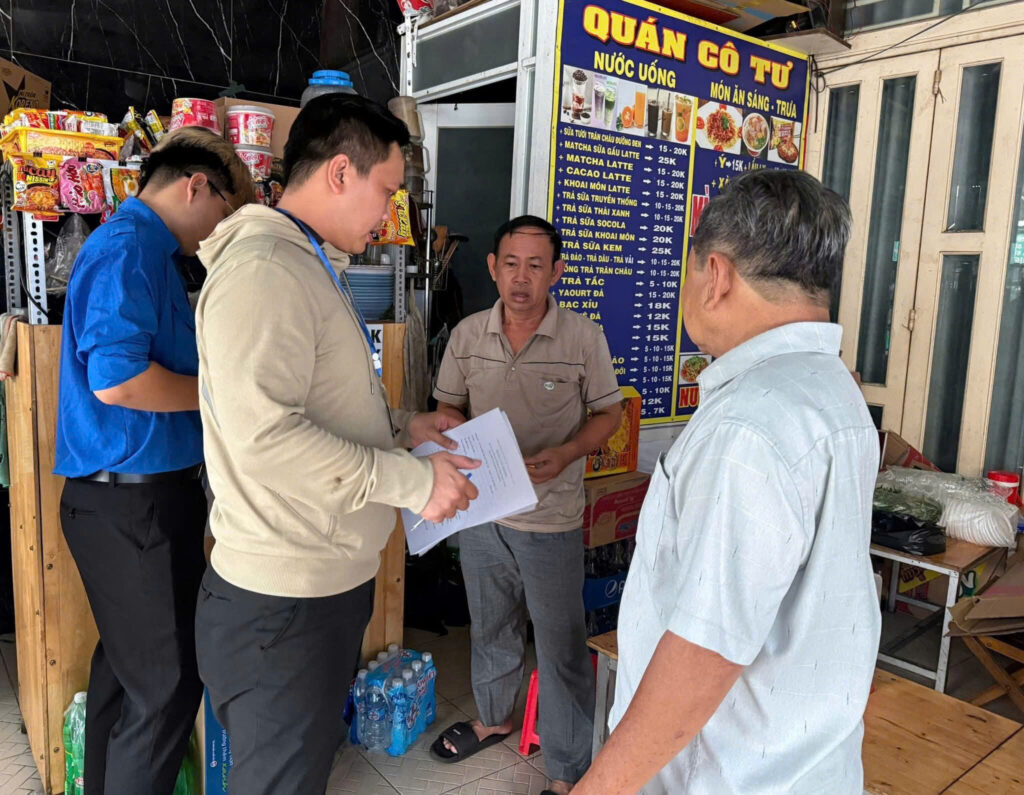 Xã Vĩnh Lộc tăng cường kiểm tra an toàn thực phẩm tại khu vực gần các điểm thi lớp 10 z7888388894968 a87d625fd1d793edda7c50e4c161ea1a